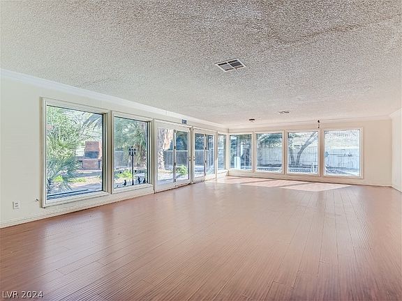 4th image of 501 Park Way W
