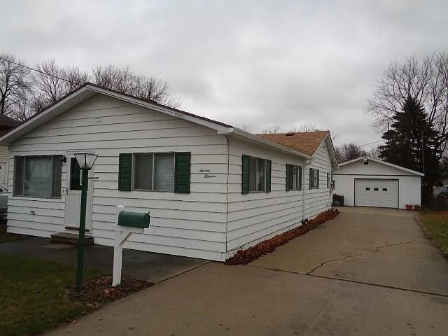 711 Burns St photo 1
