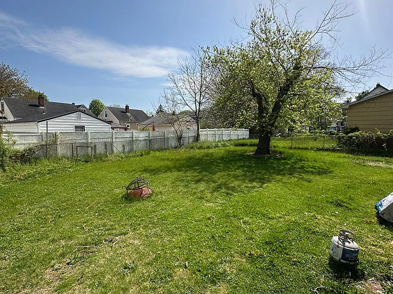 18 Maple St — Photo 18