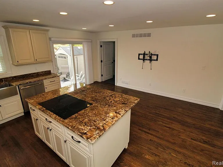 37752 Huron Pointe Dr — Photo 12