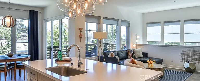 1207 Doheny Way — Photo 2