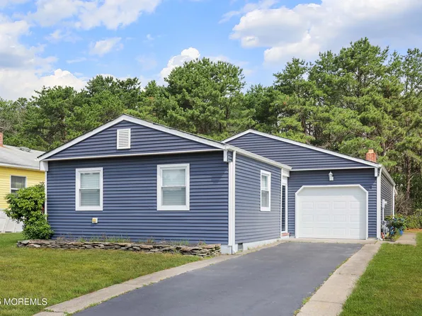 8 Portsmouth Drive, Toms River, NJ 08757