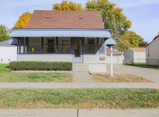 21617 Pleasant St, Saint Clair Shores, MI 48080