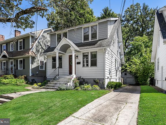 2nd image of 110 Woodbine Ave