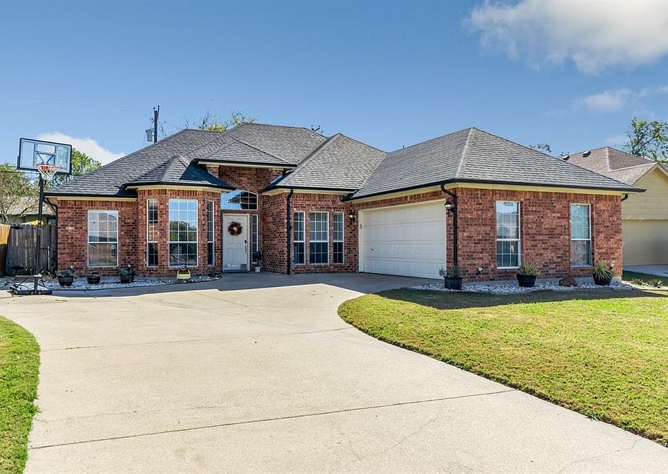 1st image of 903 Oakmont Dr
