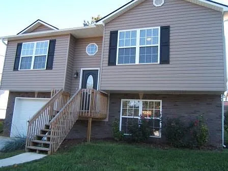 3 bed, 1300 sqft, $1,900 — Photo 1