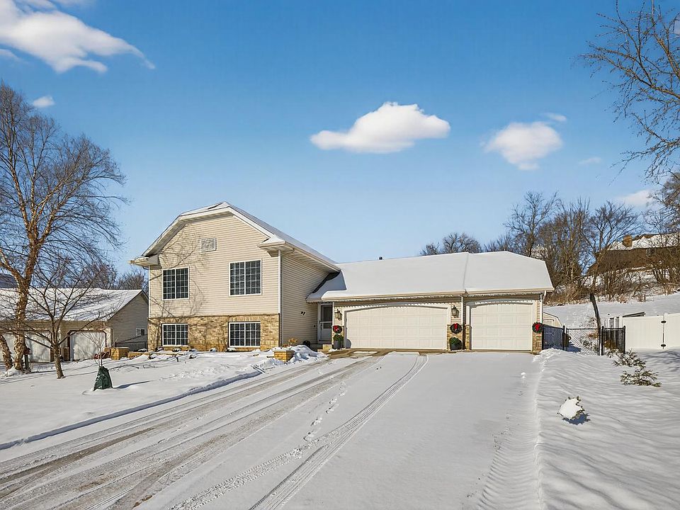 1st image of 832 Balsam Ct NE