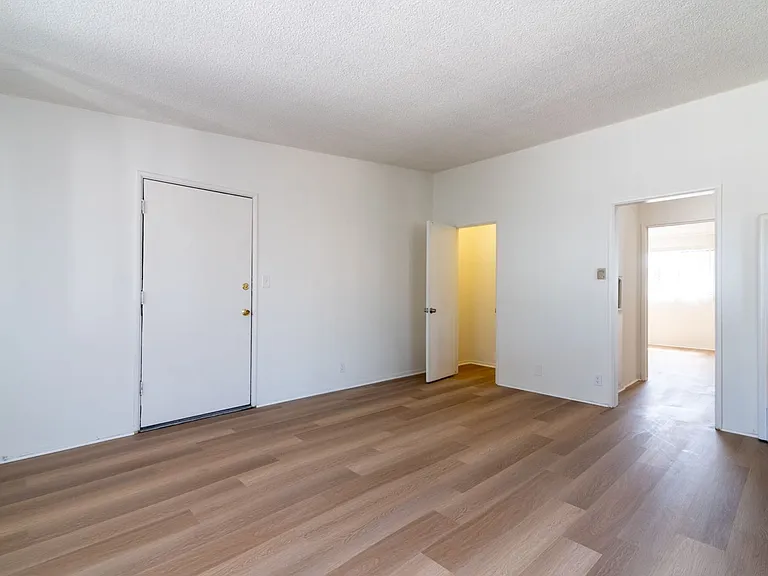 St Elmo Apartments — Photo 3