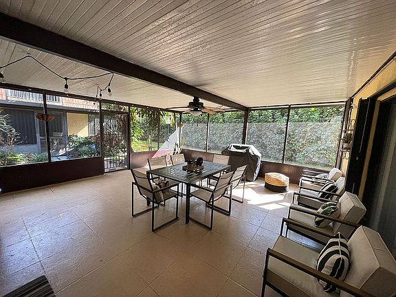 Covered patio. Recent paint.