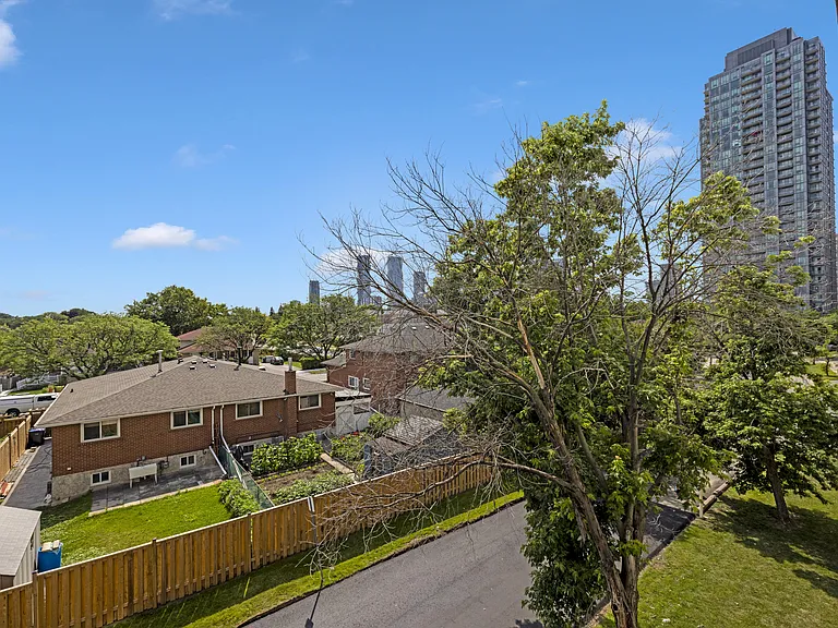 30 Central Pkwy W — Photo 6