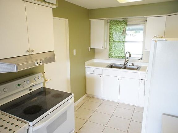 3rd image of 2758 Heather Pl