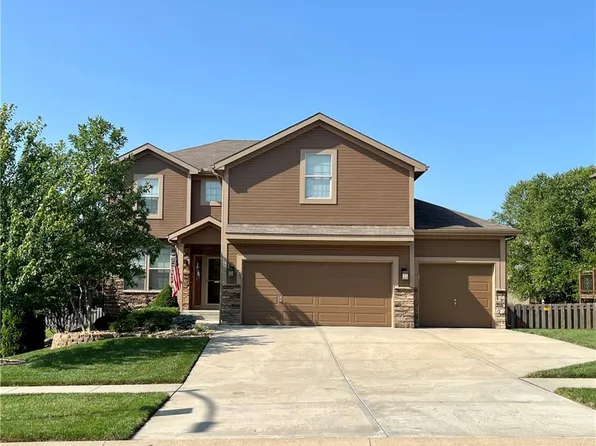 831 Rock Creek Dr, Lansing, KS 66043