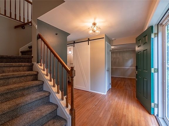 4th image of 620 Berwick Ct