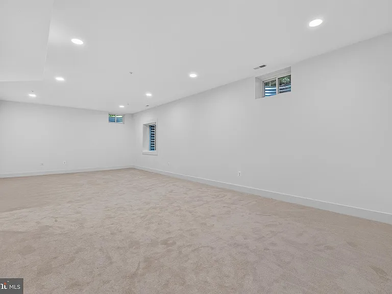 1490 Thurston Rd — Photo 37