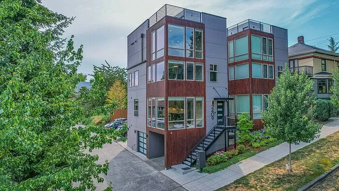 2409 E Thomas St — Photo 5