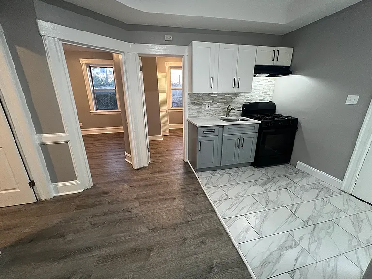 105 Lawrence St #4 — Photo 1