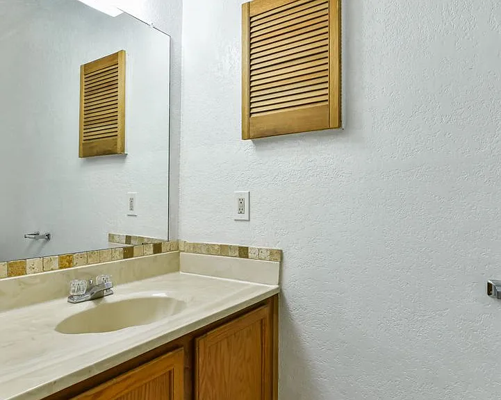 1128 Royal Crest Dr — Photo 22
