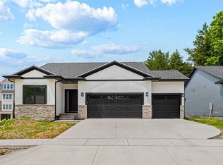 284 Pine Grove Ln, Iowacity, IA 52246