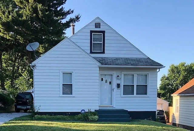 1607 Warrick Pl NE photo 1