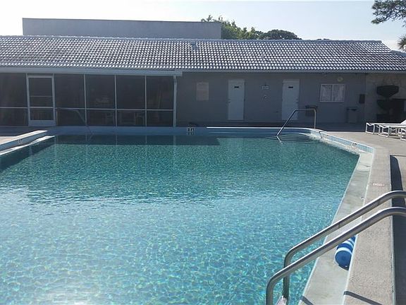 4th image of 1001 SE Camelot Gardens Blvd #A