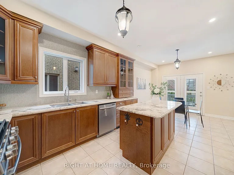 1030 Lonsdale Ln — Photo 8