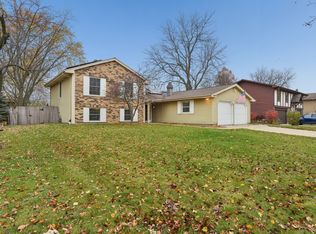 186 Ivy Ln, Bloomingdale, IL 60108