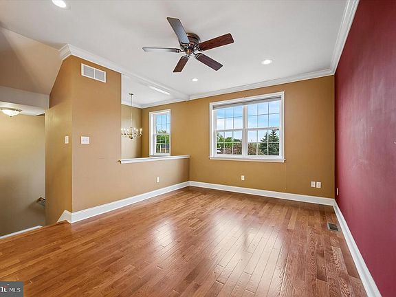 4th image of 9 E Roberts St