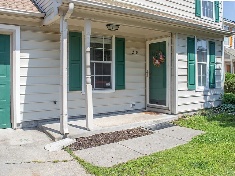 210 Rockwood Pl — Photo 2