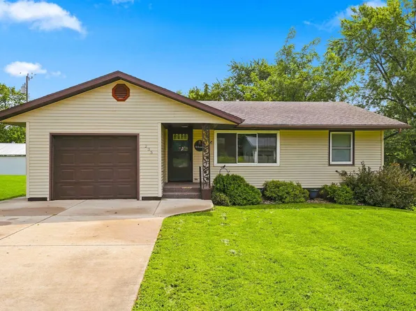 235 1st St N, Winthrop, IA 50682