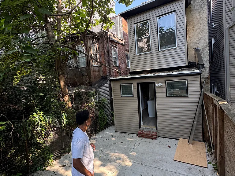 2412 Clifford St — Photo 9