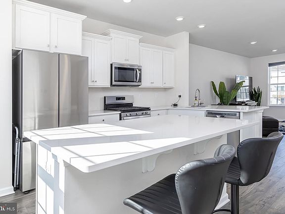 4th image of 18 Foundry Blvd