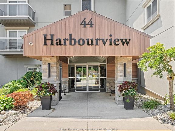 3rd image of 44 Robson Rd #303
