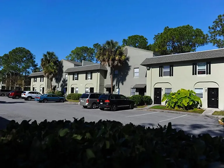 Oasis Club Apartments — Photo 38