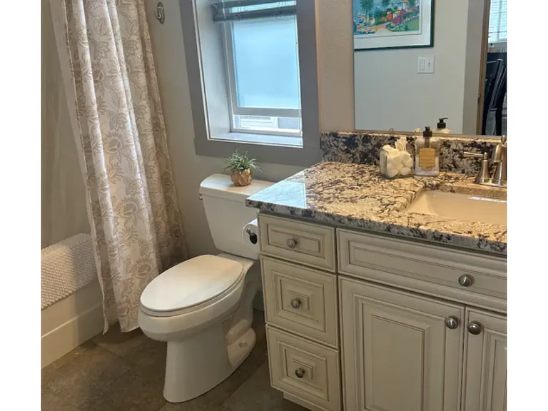 Upstairs full bath