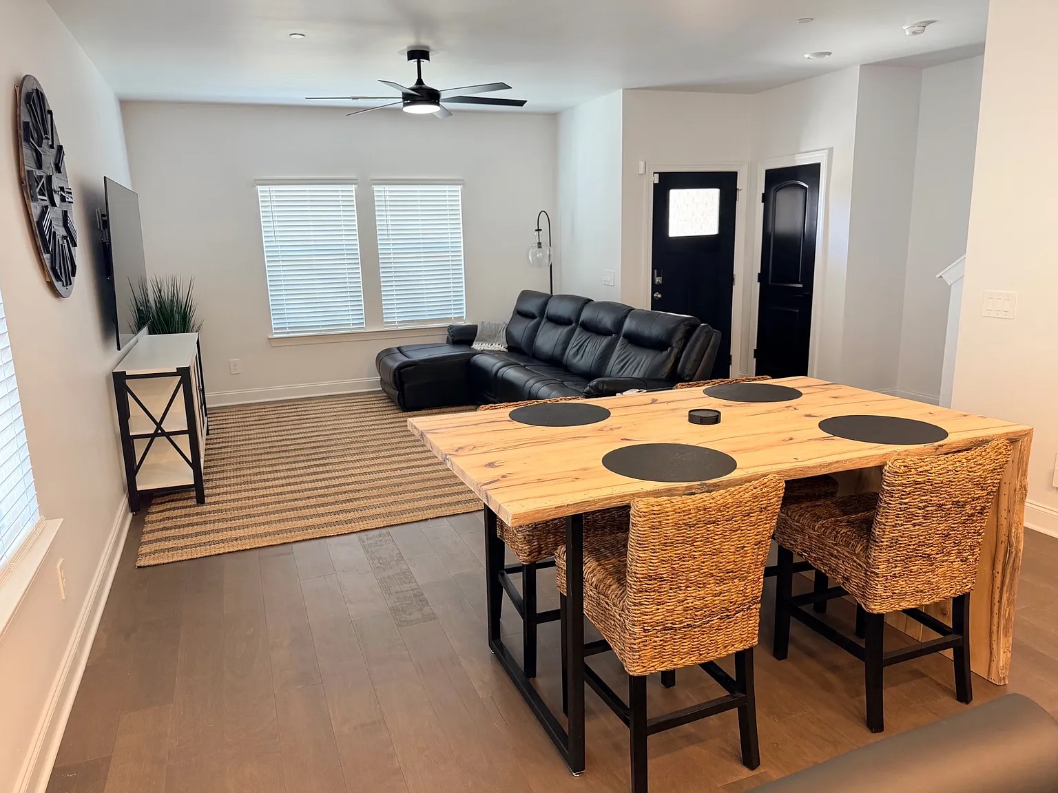 3 bed, 2.5 bath, 1800 sqft, $3,100 — Photo 1
