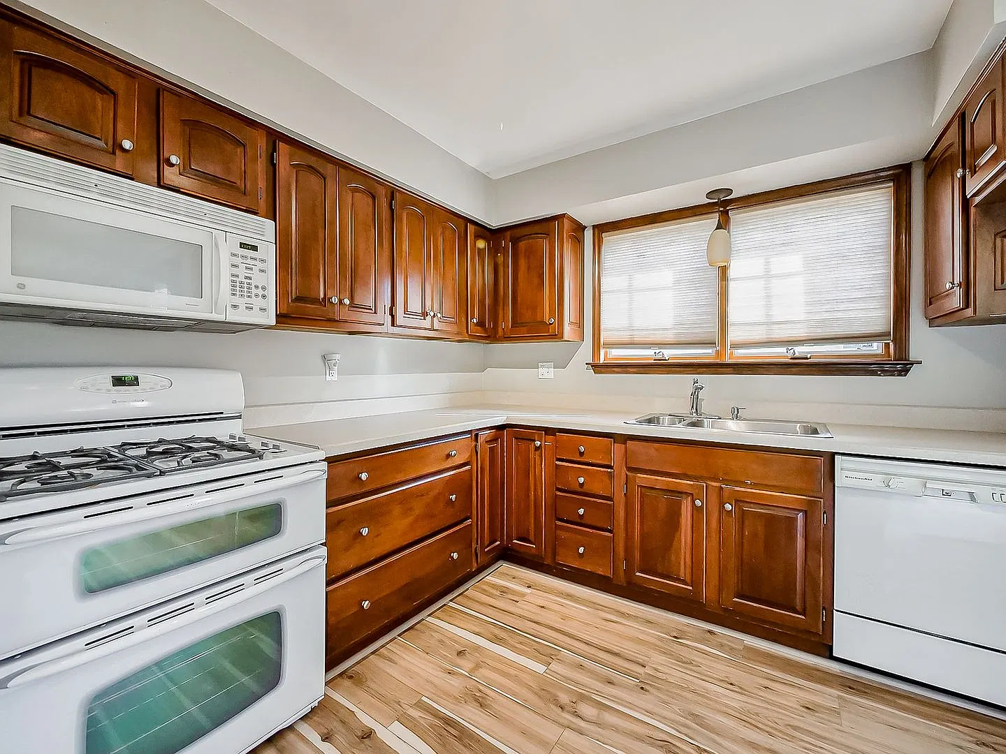 Spacious 3-Bedroom Home in Commerce Township! — Photo 2