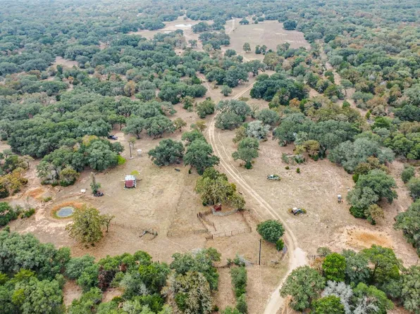 1089 County Road 120, Hallettsville, TX 77964