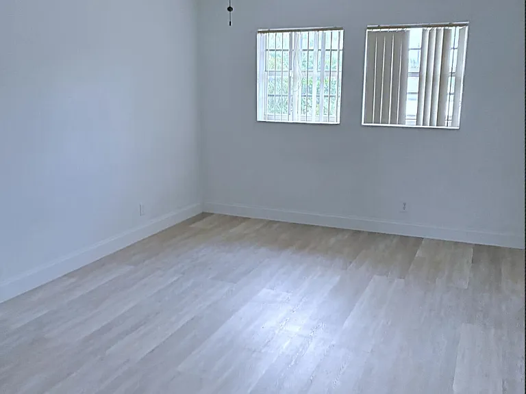 647 Latona Ave — Photo 7