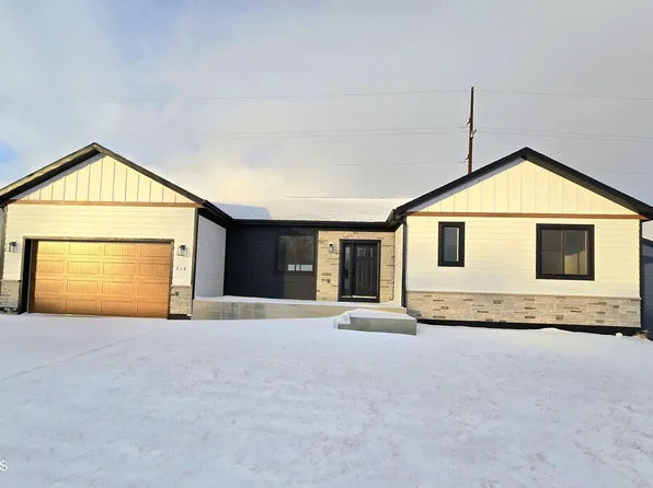 216 7th St NE, Watford City, ND 58854