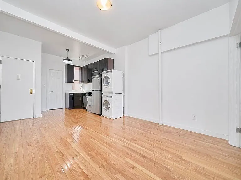 104 E 7th St #14 — Photo 3