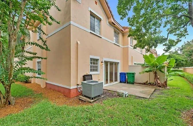 3 bed, 2.5 bath, 1520 sqft, $1,100 — Photo 2