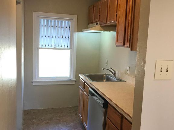 4th image of 1557 Sanford Ave