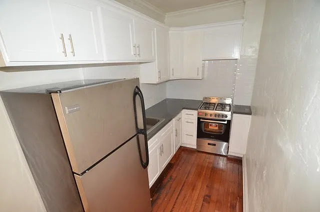 La Chandelle Apts...Charming building...Renovated Apartments Available...Hardwood Floors! — Photo 25