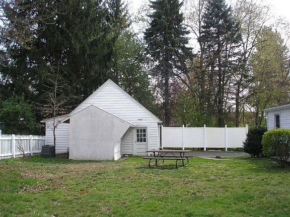 5th image of 365 Woodland Pl