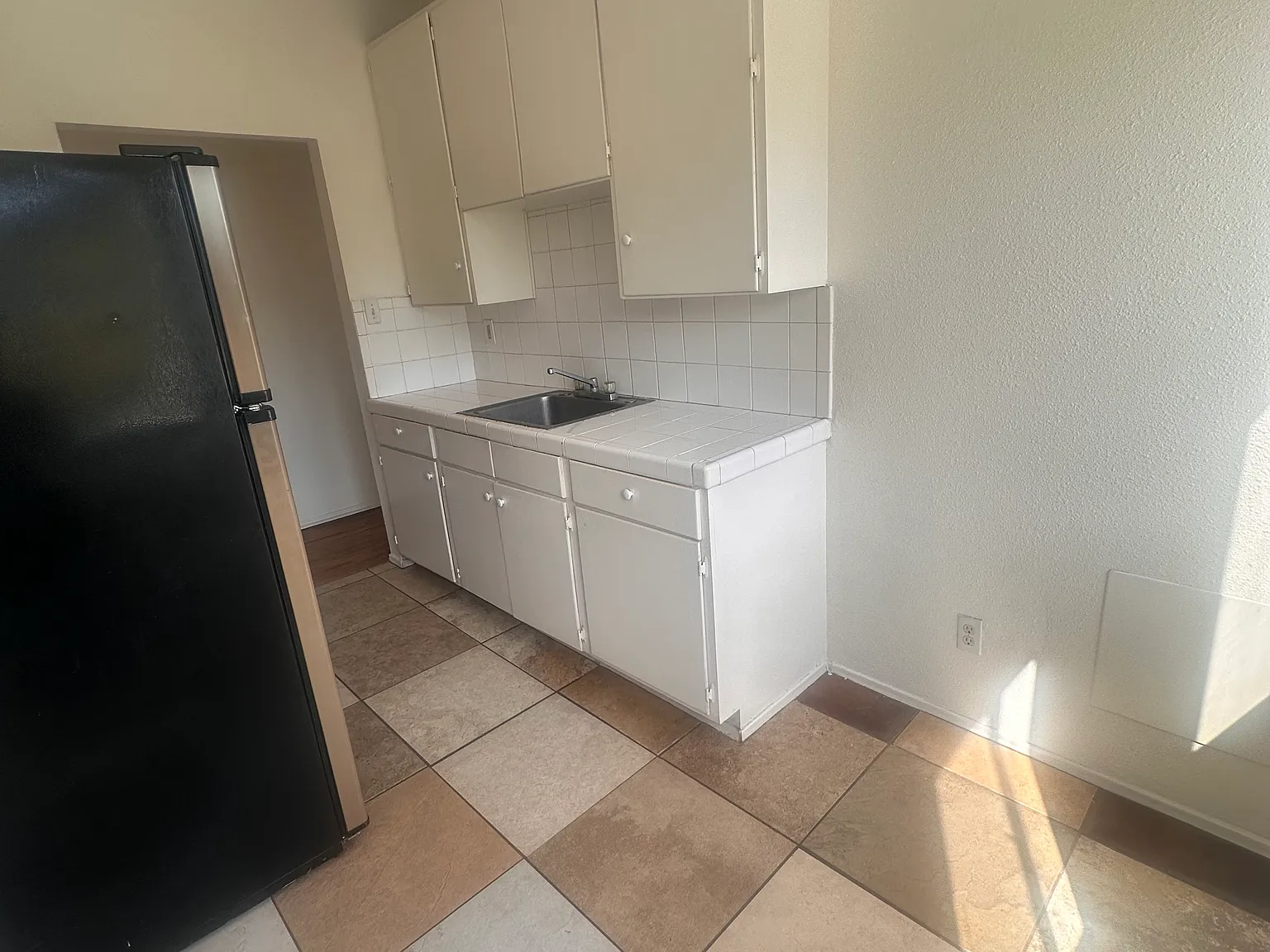 2 bed, 700 sqft, $2,200 — Photo 4