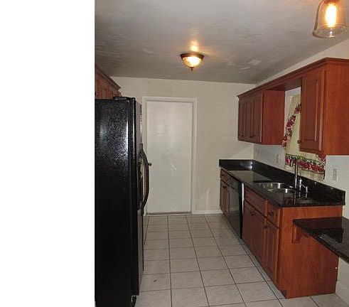 3rd image of 715 NE 17th Pl