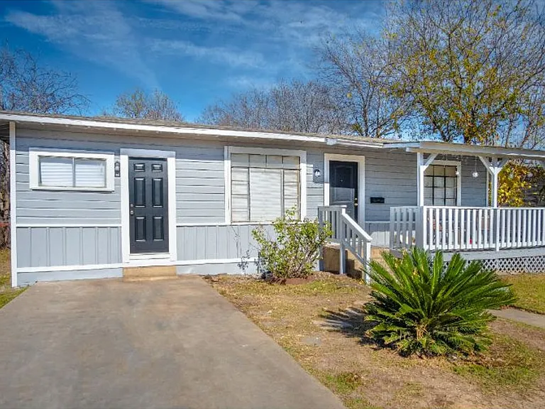 1003 Poinsettia — Photo 17