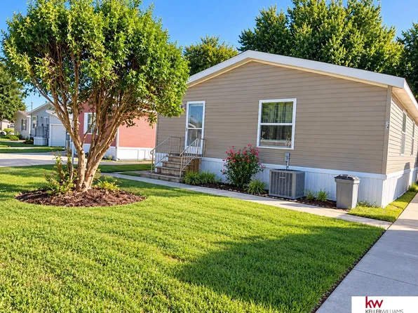 34 Sara Dr, Hastings, NE 68901