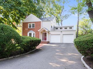 3 Greenway, Roslyn, NY 11576