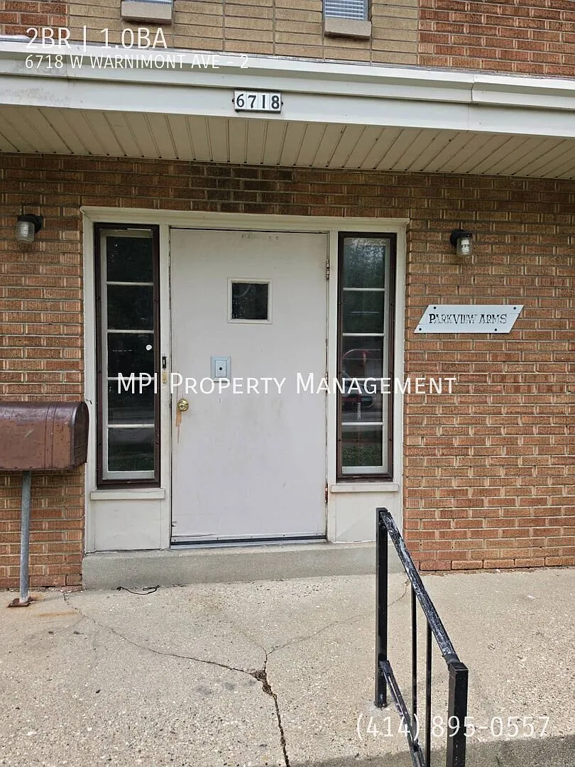 Nice 2 bedroom on the South side. 1/2 Off First month! — Photo 1